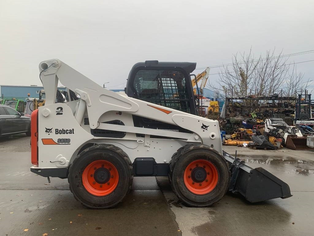 Bobcat S 850 - Mini homlokrakodó: 5 kép. Bobcat S 850 - Mini homlokrakodó: 5 kép.