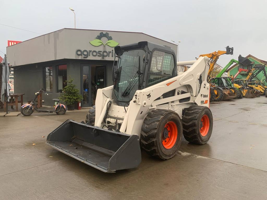 Bobcat S 850 - Mini homlokrakodó: 1 kép. Bobcat S 850 - Mini homlokrakodó: 1 kép.