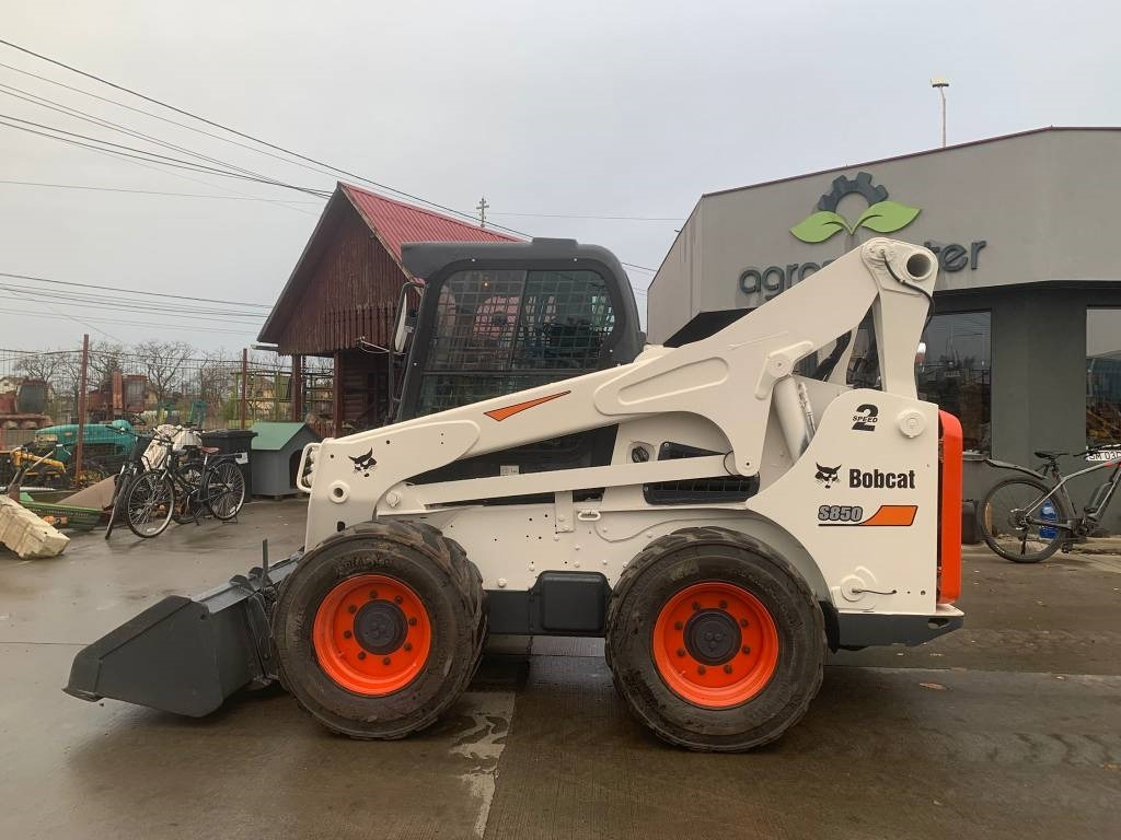 Bobcat S 850 - Mini homlokrakodó: 2 kép. Bobcat S 850 - Mini homlokrakodó: 2 kép.