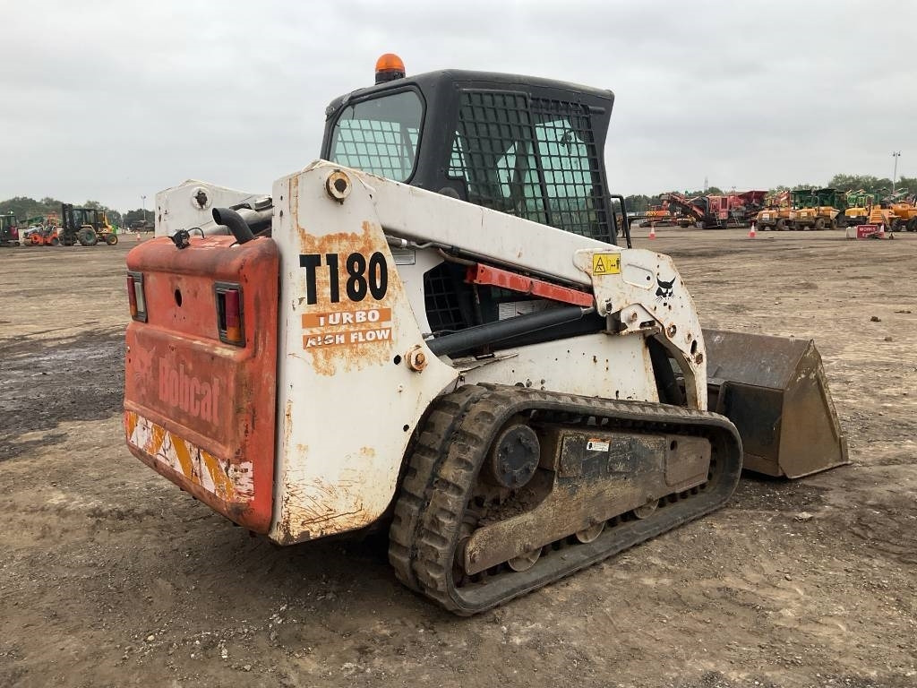 Bobcat T 180 - Mini homlokrakodó: 4 kép. Bobcat T 180 - Mini homlokrakodó: 4 kép.
