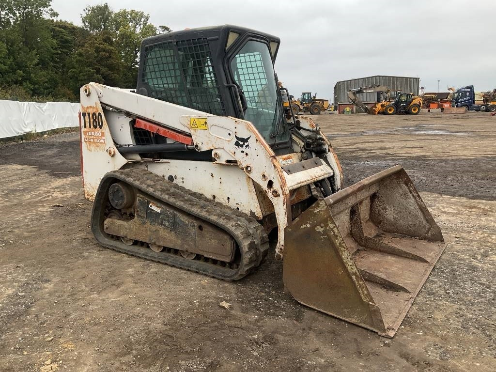 Bobcat T 180 - Mini homlokrakodó: 5 kép. Bobcat T 180 - Mini homlokrakodó: 5 kép.