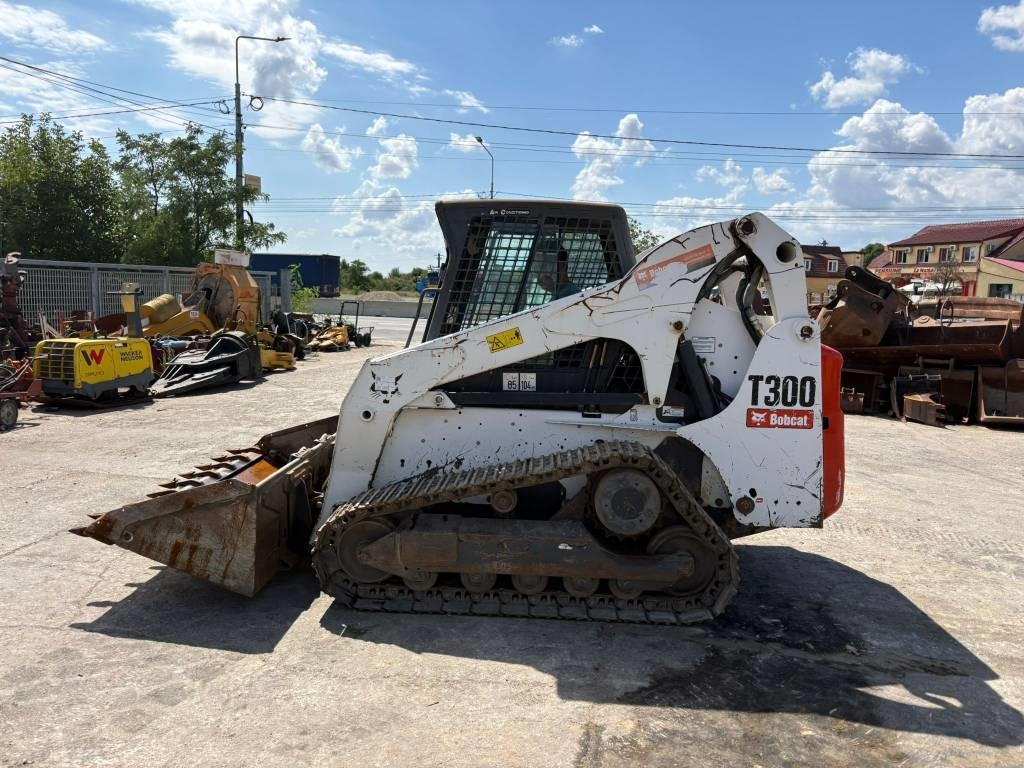 Bobcat T 300 - Mini homlokrakodó: 5 kép. Bobcat T 300 - Mini homlokrakodó: 5 kép.