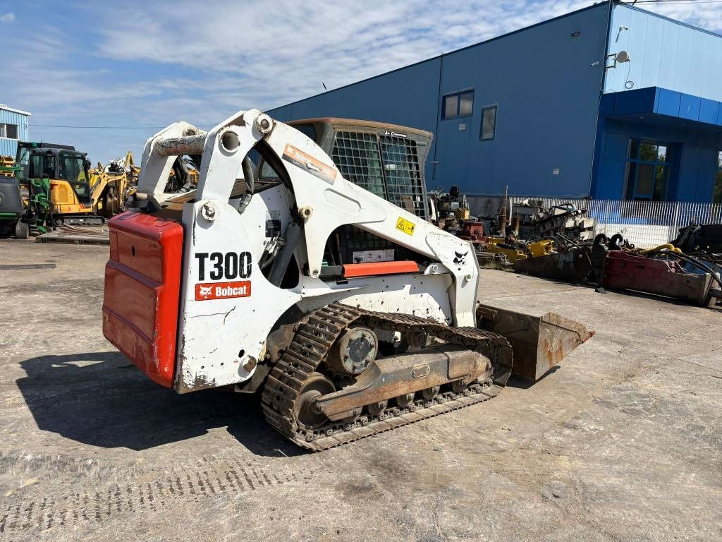 Bobcat T 300 - Mini homlokrakodó: 4 kép. Bobcat T 300 - Mini homlokrakodó: 4 kép.