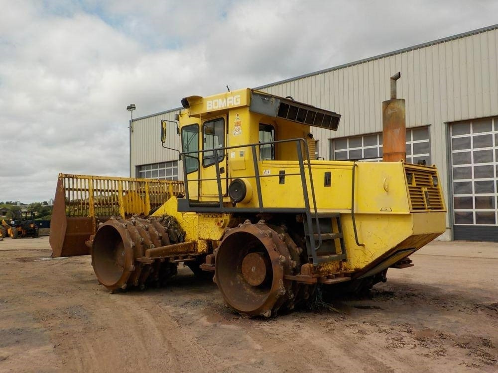 Bomag BC 671 RB - Talajtömörítő: 2 kép. Bomag BC 671 RB - Talajtömörítő: 2 kép.