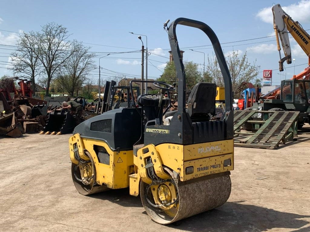 Bomag BW 100 AD-4 - Úthenger: 4 kép. Bomag BW 100 AD-4 - Úthenger: 4 kép.