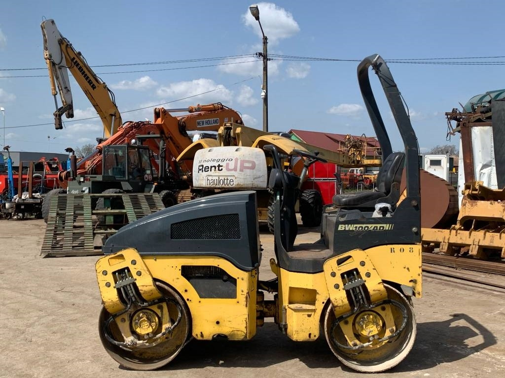Bomag BW 100 AD-4 - Úthenger: 2 kép. Bomag BW 100 AD-4 - Úthenger: 2 kép.