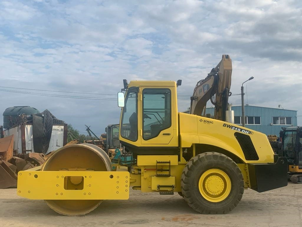 Bomag Shantui BW219DH - Talajtömörítő: 5 kép. Bomag Shantui BW219DH - Talajtömörítő: 5 kép.