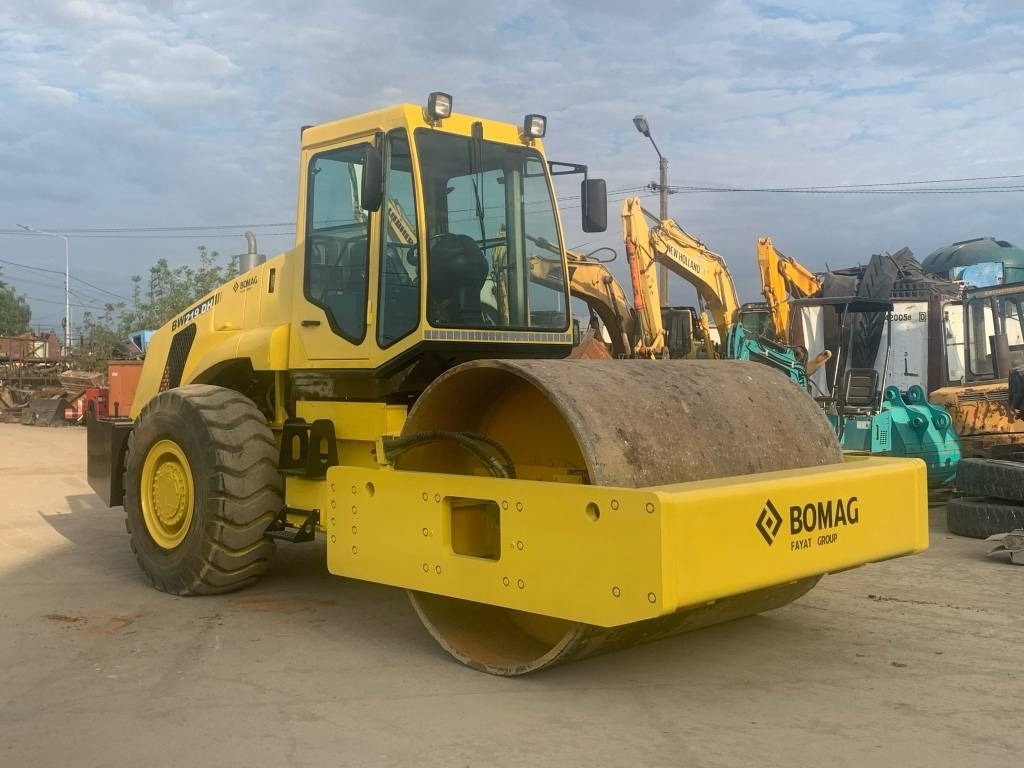 Bomag Shantui BW219DH - Talajtömörítő: 1 kép. Bomag Shantui BW219DH - Talajtömörítő: 1 kép.