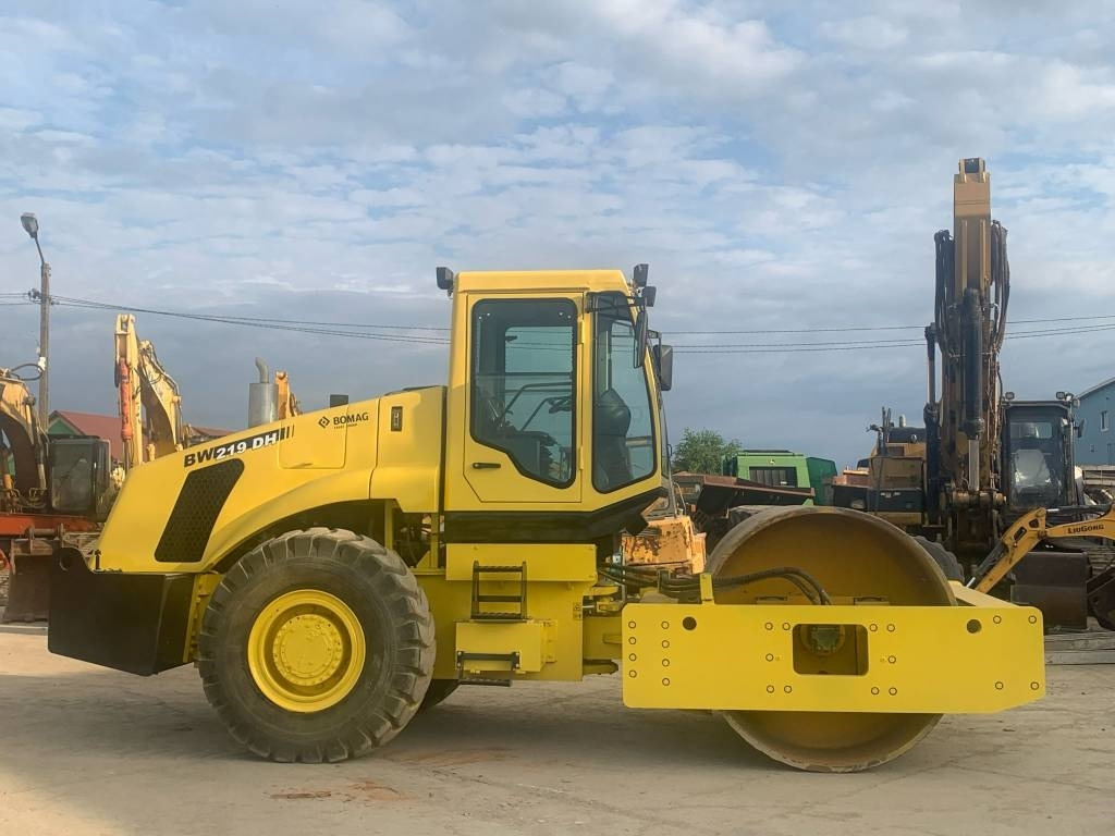 Bomag Shantui BW219DH - Talajtömörítő: 2 kép. Bomag Shantui BW219DH - Talajtömörítő: 2 kép.