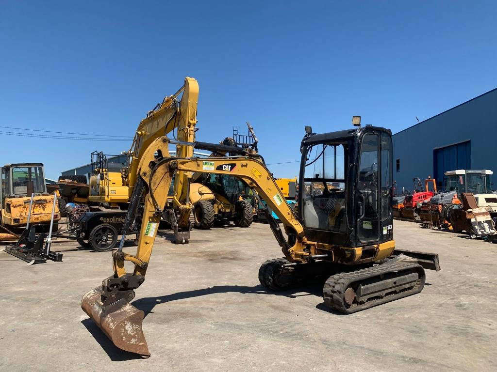 CAT 302.7 CR - Minikotró: 1 kép. CAT 302.7 CR - Minikotró: 1 kép.