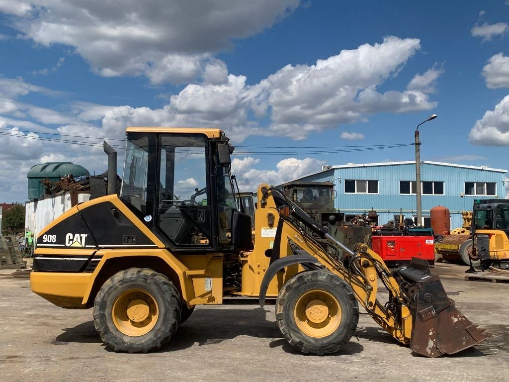 CAT 908 - Gumikerekes homlokrakodó: 3 kép. CAT 908 - Gumikerekes homlokrakodó: 3 kép.