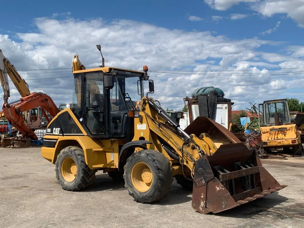 CAT 908 - Gumikerekes homlokrakodó: 2 kép. CAT 908 - Gumikerekes homlokrakodó: 2 kép.
