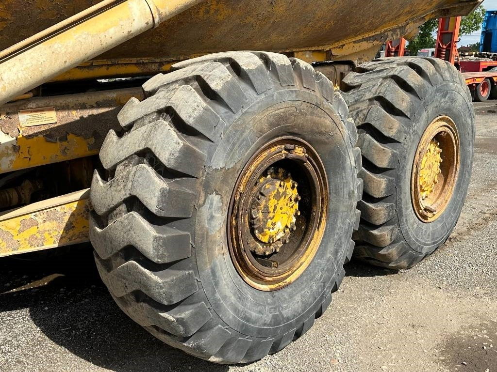 CAT D 300 E - Csuklós dömper: 4 kép. CAT D 300 E - Csuklós dömper: 4 kép.