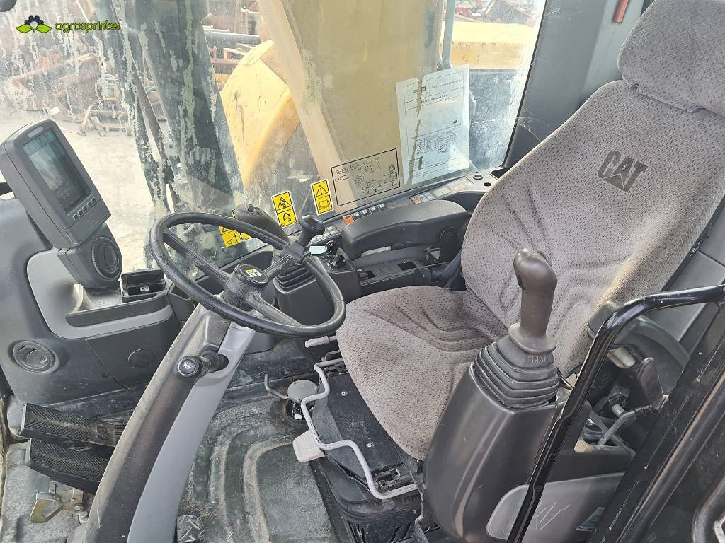 CAT M 315 D - Gumikerekes kotró: 2 kép. CAT M 315 D - Gumikerekes kotró: 2 kép.