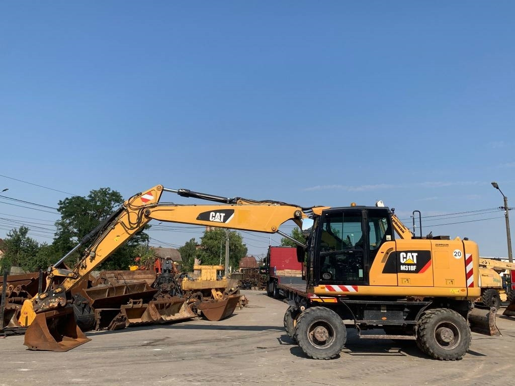 CAT M 318 F - Gumikerekes kotró: 2 kép. CAT M 318 F - Gumikerekes kotró: 2 kép.