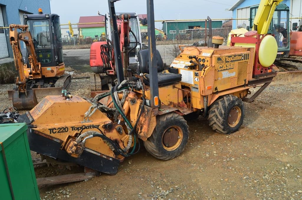 Case TC220 - Aszfaltozó gép: 2 kép. Case TC220 - Aszfaltozó gép: 2 kép.