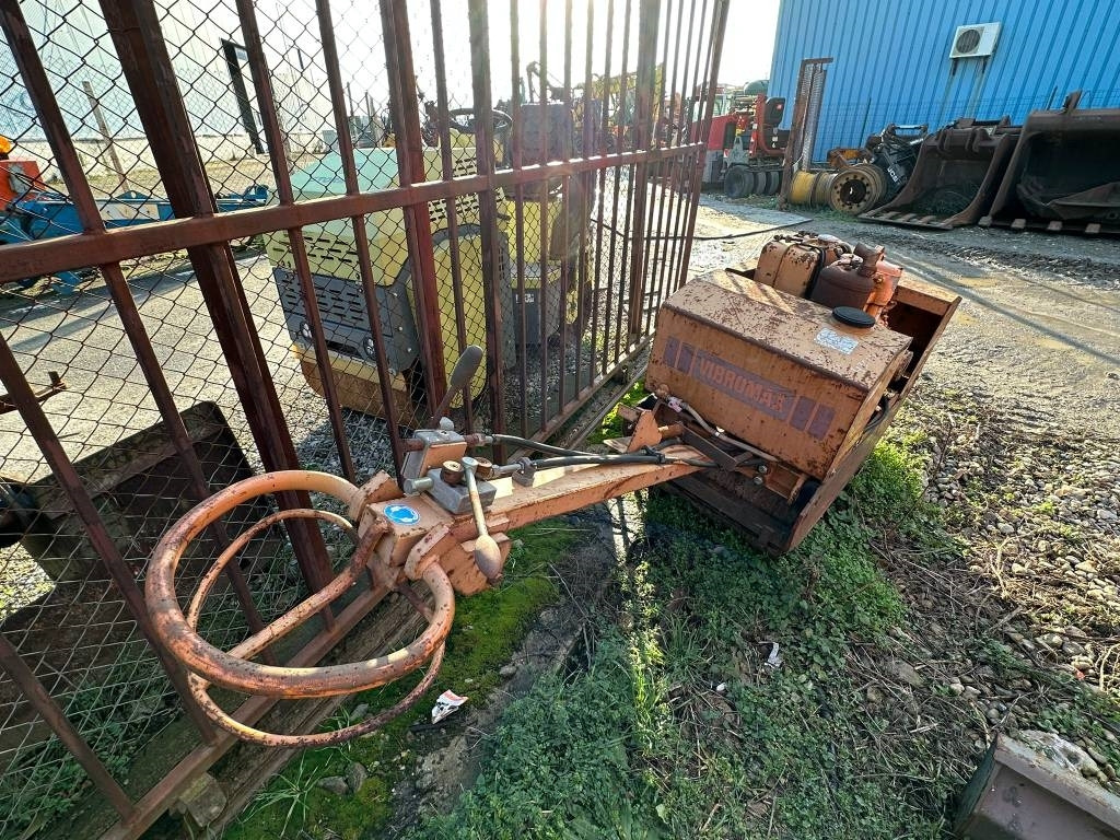 Case Vibromax W50 - Lapvibrátor: 2 kép. Case Vibromax W50 - Lapvibrátor: 2 kép.