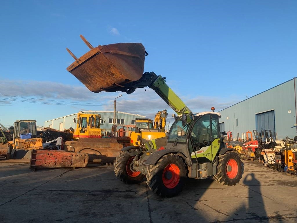 Claas Scorpion 732 - Teleszkópos rakodó: 4 kép. Claas Scorpion 732 - Teleszkópos rakodó: 4 kép.