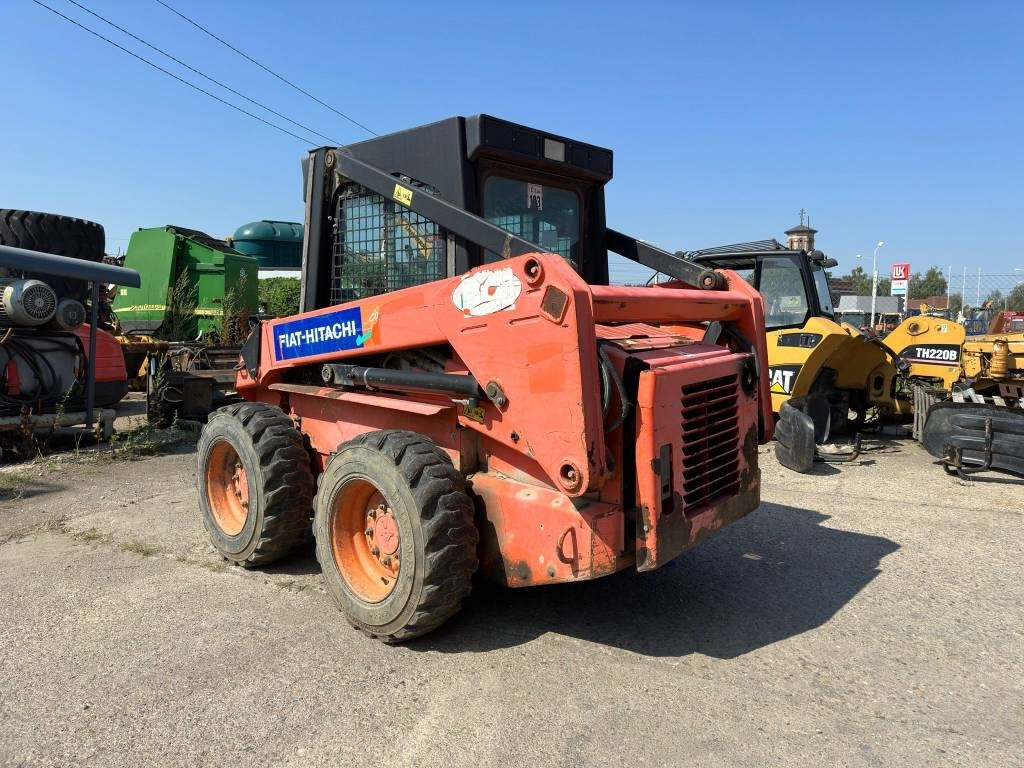 Fiat-Hitachi SL55B - Mini homlokrakodó: 3 kép. Fiat-Hitachi SL55B - Mini homlokrakodó: 3 kép.