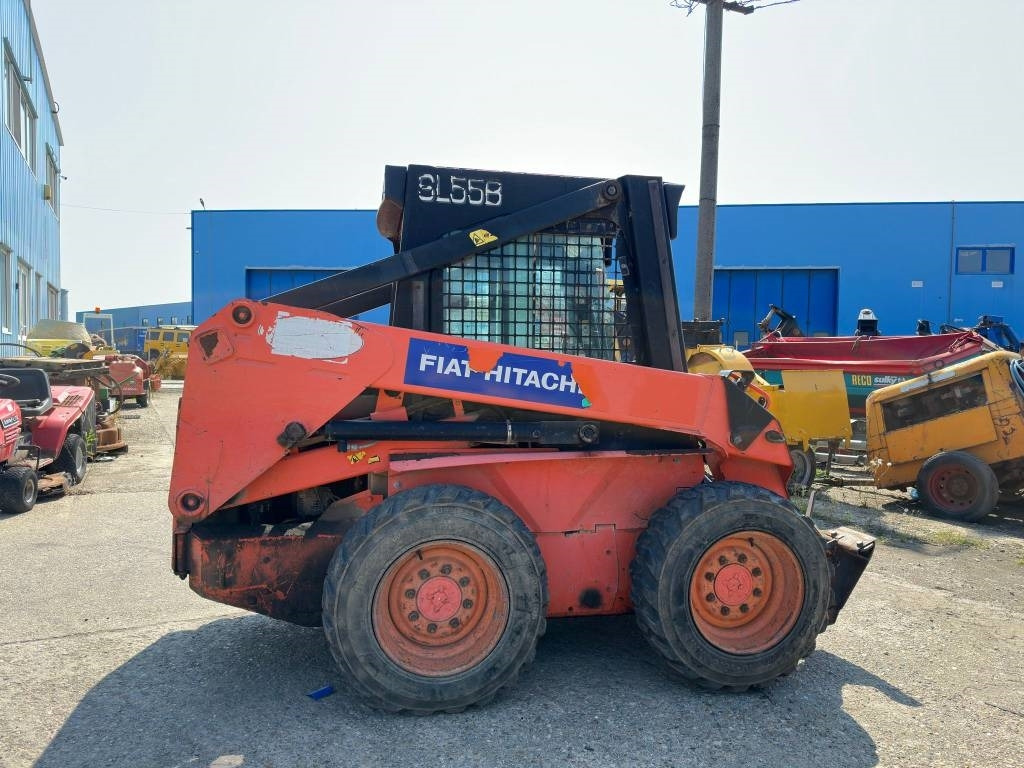 Fiat-Hitachi SL55B - Mini homlokrakodó: 5 kép. Fiat-Hitachi SL55B - Mini homlokrakodó: 5 kép.