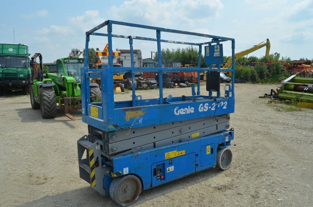 Genie GS 2032 - Ollós emelő: 3 kép. Genie GS 2032 - Ollós emelő: 3 kép.