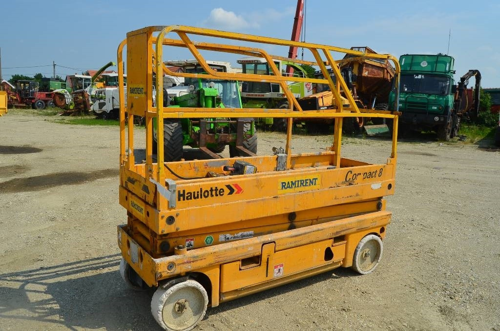 Haulotte Compact 8 - Ollós emelő: 1 kép. Haulotte Compact 8 - Ollós emelő: 1 kép.
