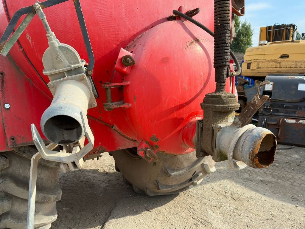 Herbst T2000R - Szippantó tartálykocsi: 4 kép. Herbst T2000R - Szippantó tartálykocsi: 4 kép.