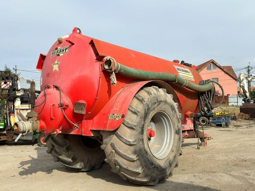 Herbst T2000R - Szippantó tartálykocsi: 3 kép. Herbst T2000R - Szippantó tartálykocsi: 3 kép.