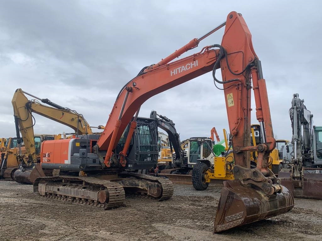 Hitachi ZX 250 LC N-3 - Lánctalpas kotró: 4 kép. Hitachi ZX 250 LC N-3 - Lánctalpas kotró: 4 kép.