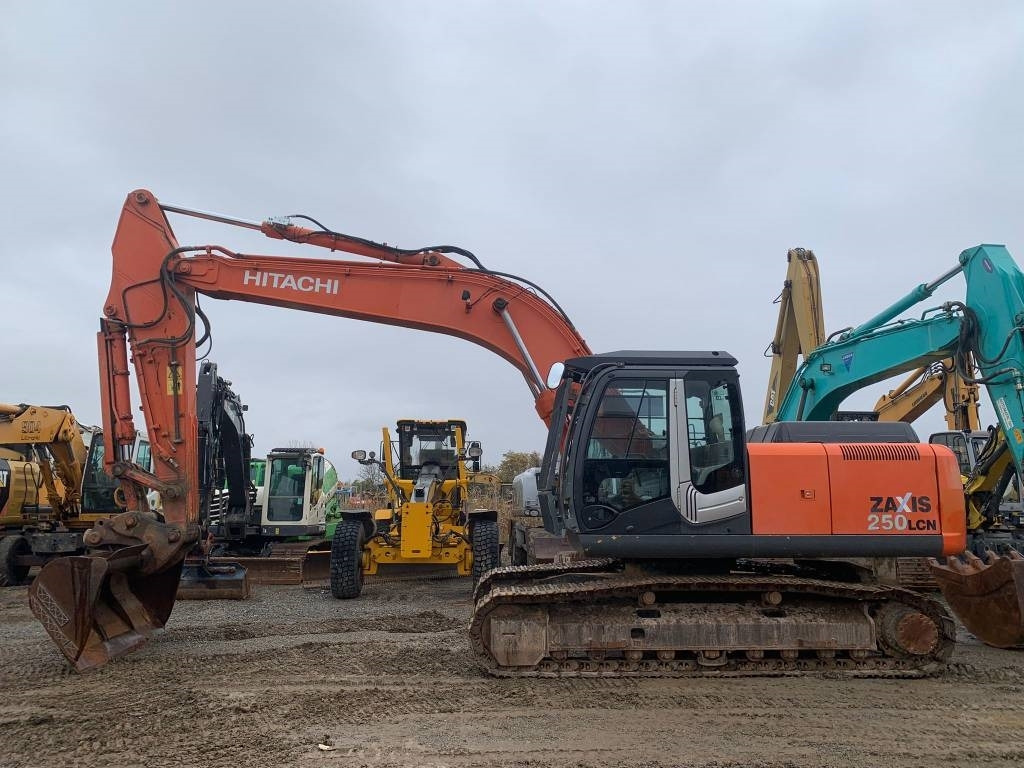 Hitachi ZX 250 LC N-3 - Lánctalpas kotró: 2 kép. Hitachi ZX 250 LC N-3 - Lánctalpas kotró: 2 kép.