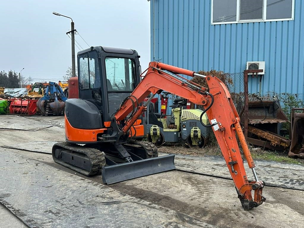 Hitachi ZX 27 U-2 - Minikotró: 5 kép. Hitachi ZX 27 U-2 - Minikotró: 5 kép.