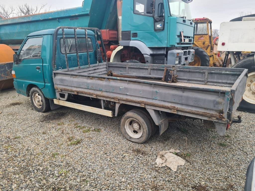 Hyundai H 100 - Platós teherautó: 4 kép. Hyundai H 100 - Platós teherautó: 4 kép.
