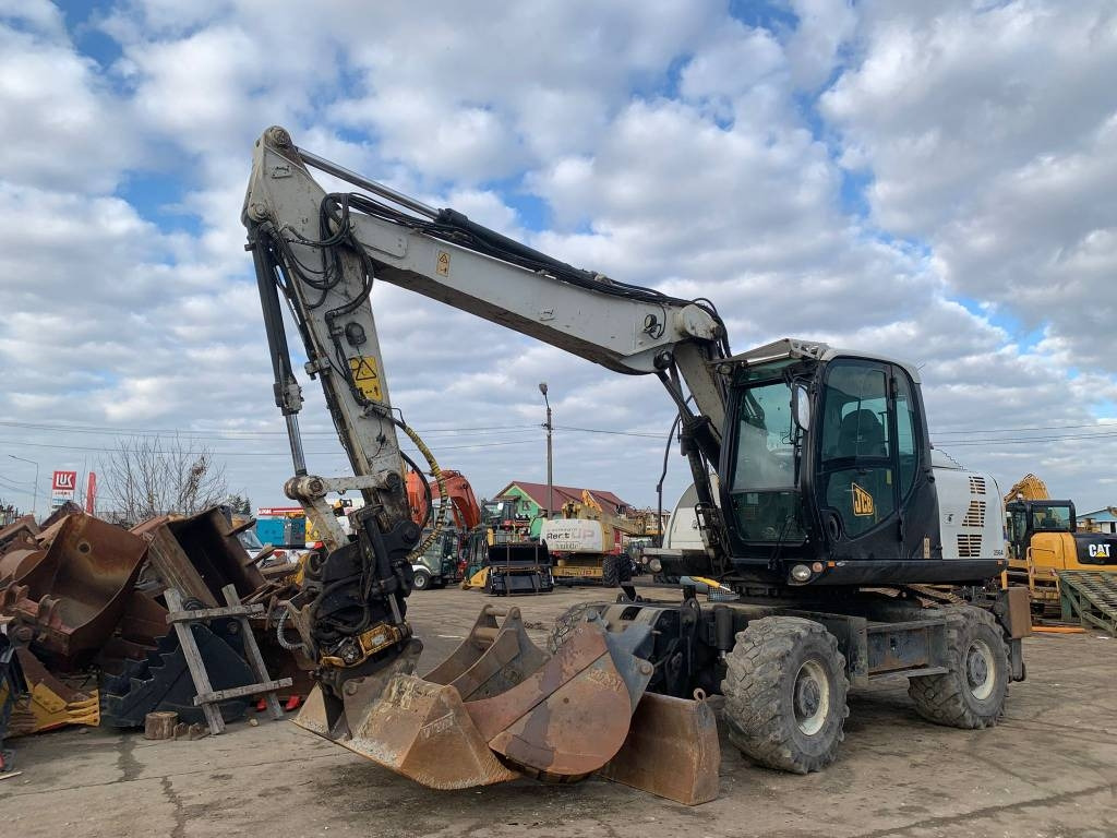 JCB JS145W+Engcon Rototilt EC219 - Gumikerekes kotró: 1 kép. JCB JS145W+Engcon Rototilt EC219 - Gumikerekes kotró: 1 kép.