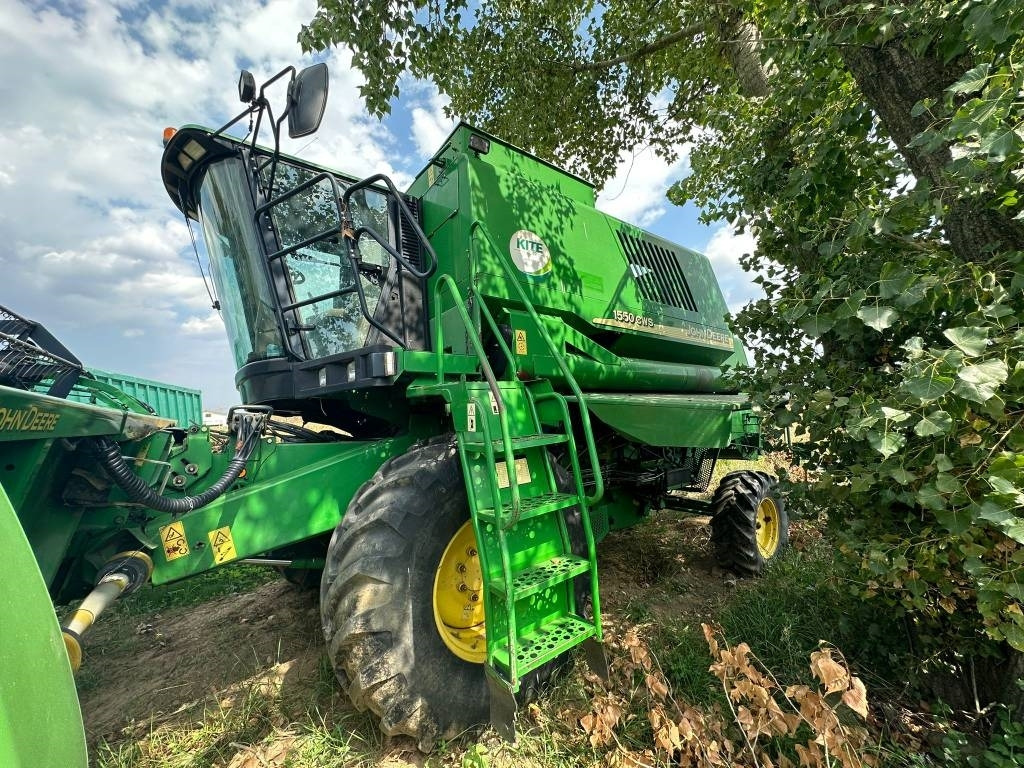 John Deere 1550 CWS - Kombájn: 2 kép. John Deere 1550 CWS - Kombájn: 2 kép.