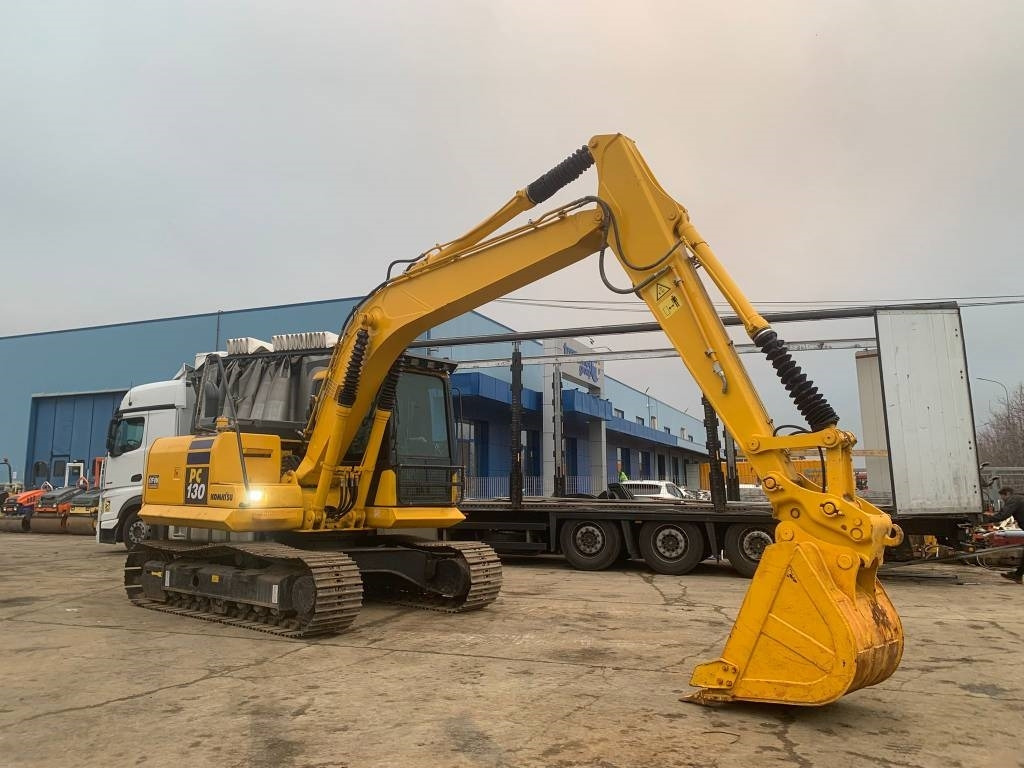 Komatsu PC 130 - Lánctalpas kotró: 4 kép. Komatsu PC 130 - Lánctalpas kotró: 4 kép.