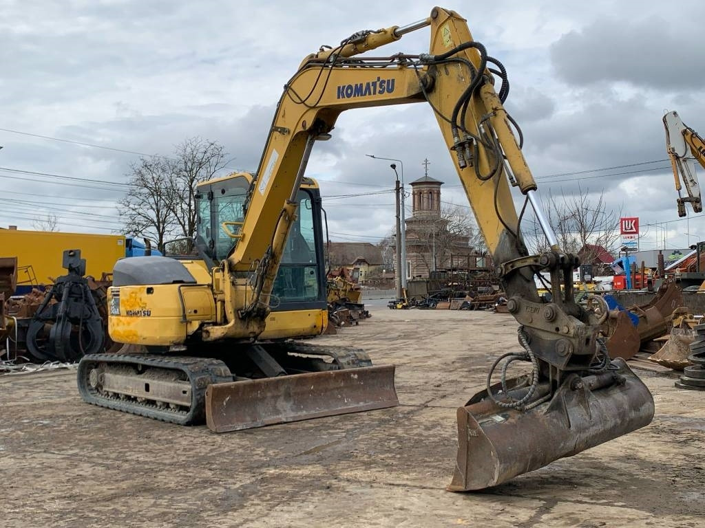 Komatsu PC 88 MR-6 - Minikotró: 2 kép. Komatsu PC 88 MR-6 - Minikotró: 2 kép.