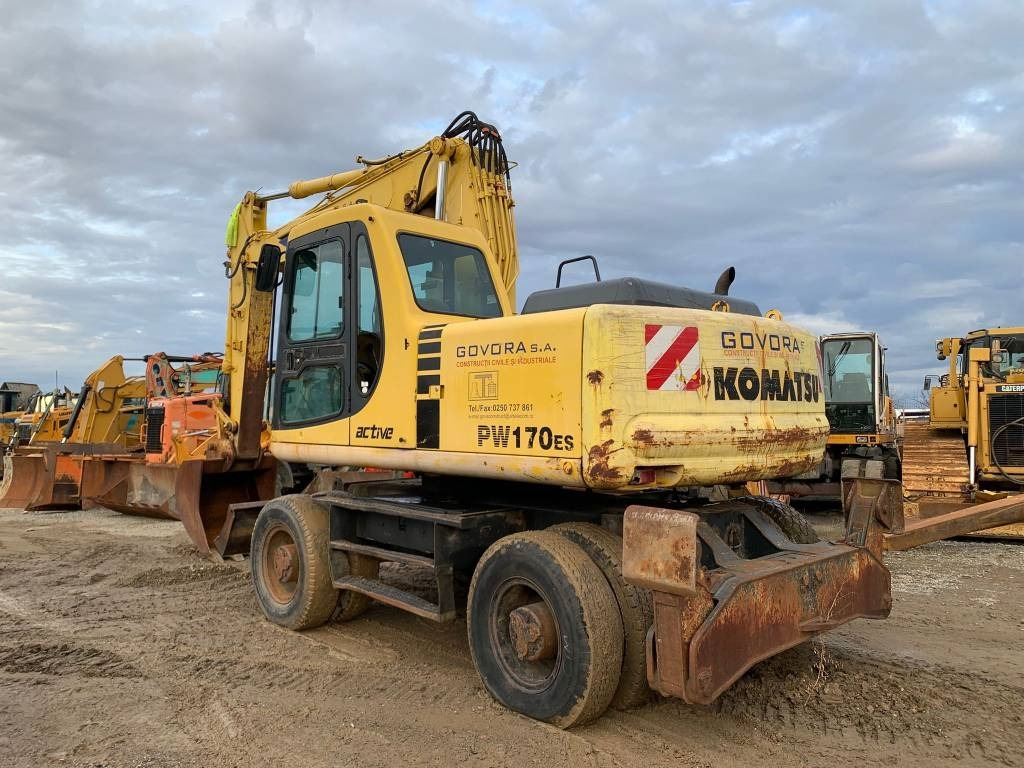 Komatsu PW 170 ES - Gumikerekes kotró: 3 kép. Komatsu PW 170 ES - Gumikerekes kotró: 3 kép.