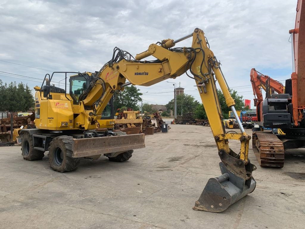 Komatsu PW118MR-11W - Gumikerekes kotró: 2 kép. Komatsu PW118MR-11W - Gumikerekes kotró: 2 kép.