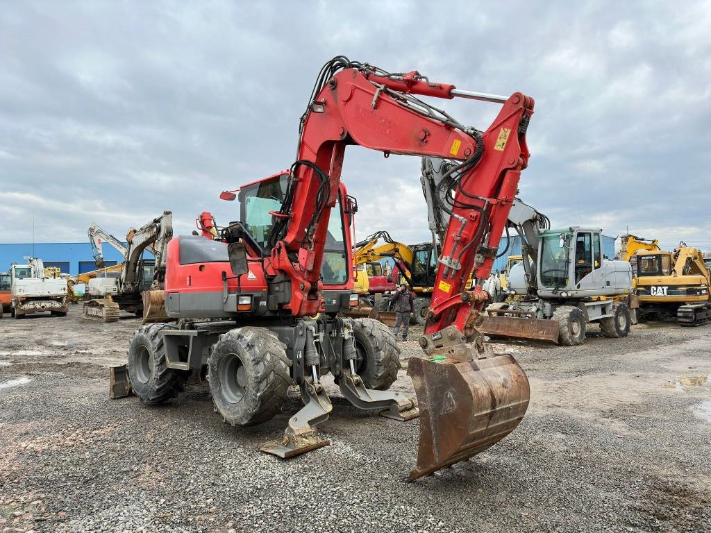 Komatsu PW98MR-8 - Gumikerekes kotró: 2 kép. Komatsu PW98MR-8 - Gumikerekes kotró: 2 kép.