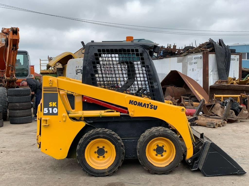 Komatsu SK 510 - Mini homlokrakodó: 5 kép. Komatsu SK 510 - Mini homlokrakodó: 5 kép.
