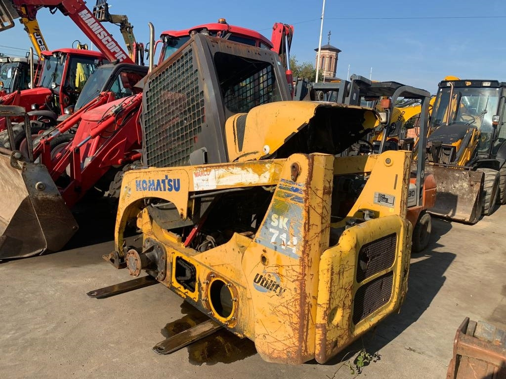 Komatsu SK 714 FOR PARTS - Mini homlokrakodó: 3 kép. Komatsu SK 714 FOR PARTS - Mini homlokrakodó: 3 kép.