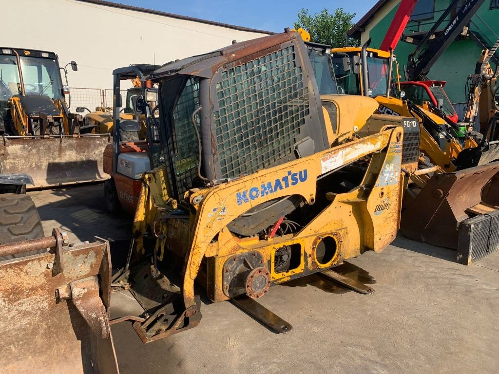 Komatsu SK 714 FOR PARTS - Mini homlokrakodó: 1 kép. Komatsu SK 714 FOR PARTS - Mini homlokrakodó: 1 kép.