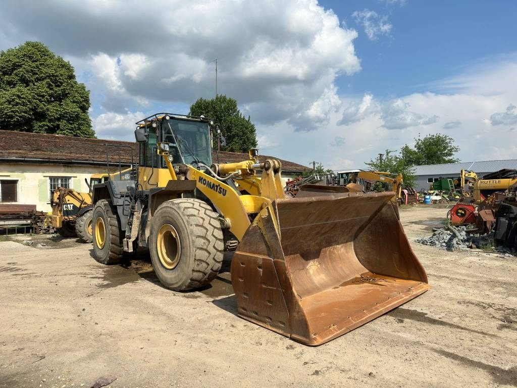Gumikerekes homlokrakodó Komatsu WA 480-6: 6 kép.