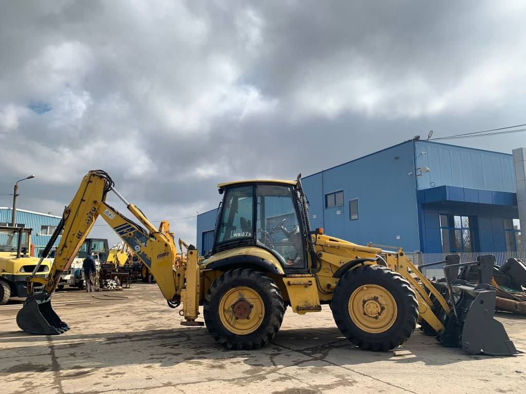 Komatsu WB 97 S - Kotrórakodó: 2 kép. Komatsu WB 97 S - Kotrórakodó: 2 kép.