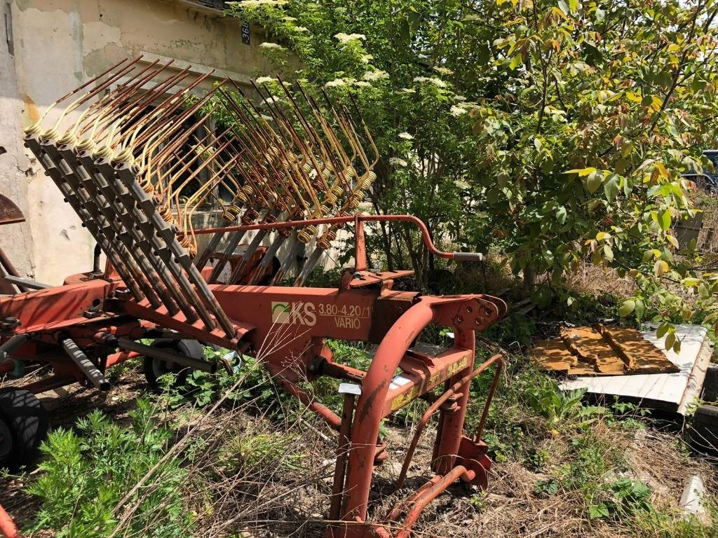 Krone Vario KS - Szénaforgató: 1 kép. Krone Vario KS - Szénaforgató: 1 kép.