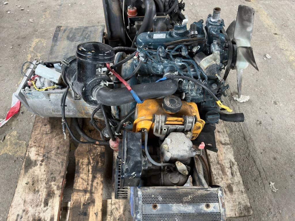 Kubota D 722 ENGINE - Motor - Építőipari gépek: 1 kép. Kubota D 722 ENGINE - Motor - Építőipari gépek: 1 kép.