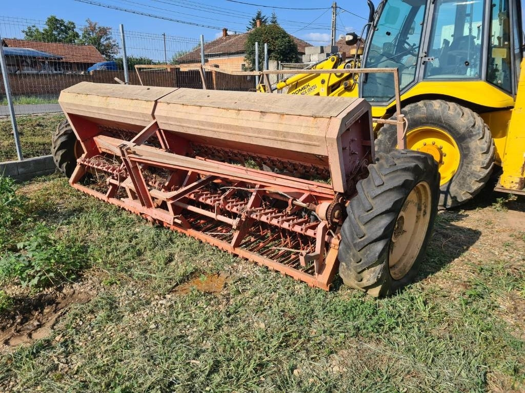 Kuhn 4M - Kombinált vetőgép: 1 kép. Kuhn 4M - Kombinált vetőgép: 1 kép.