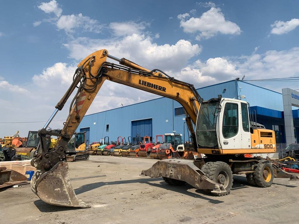 Liebherr A 900 C - Gumikerekes kotró: 1 kép. Liebherr A 900 C - Gumikerekes kotró: 1 kép.