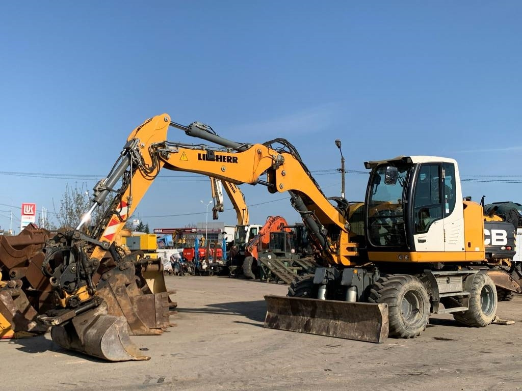 Liebherr A912 Compact+Engcon Rototilt - Gumikerekes kotró: 1 kép. Liebherr A912 Compact+Engcon Rototilt - Gumikerekes kotró: 1 kép.