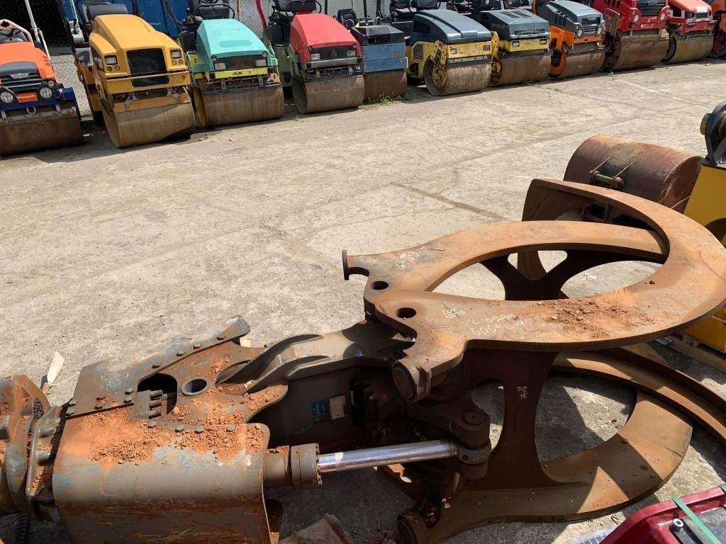 Liebherr GM 20RB WOOD GRAPLE - Polip kanál - Építőipari gépek: 3 kép. Liebherr GM 20RB WOOD GRAPLE - Polip kanál - Építőipari gépek: 3 kép.